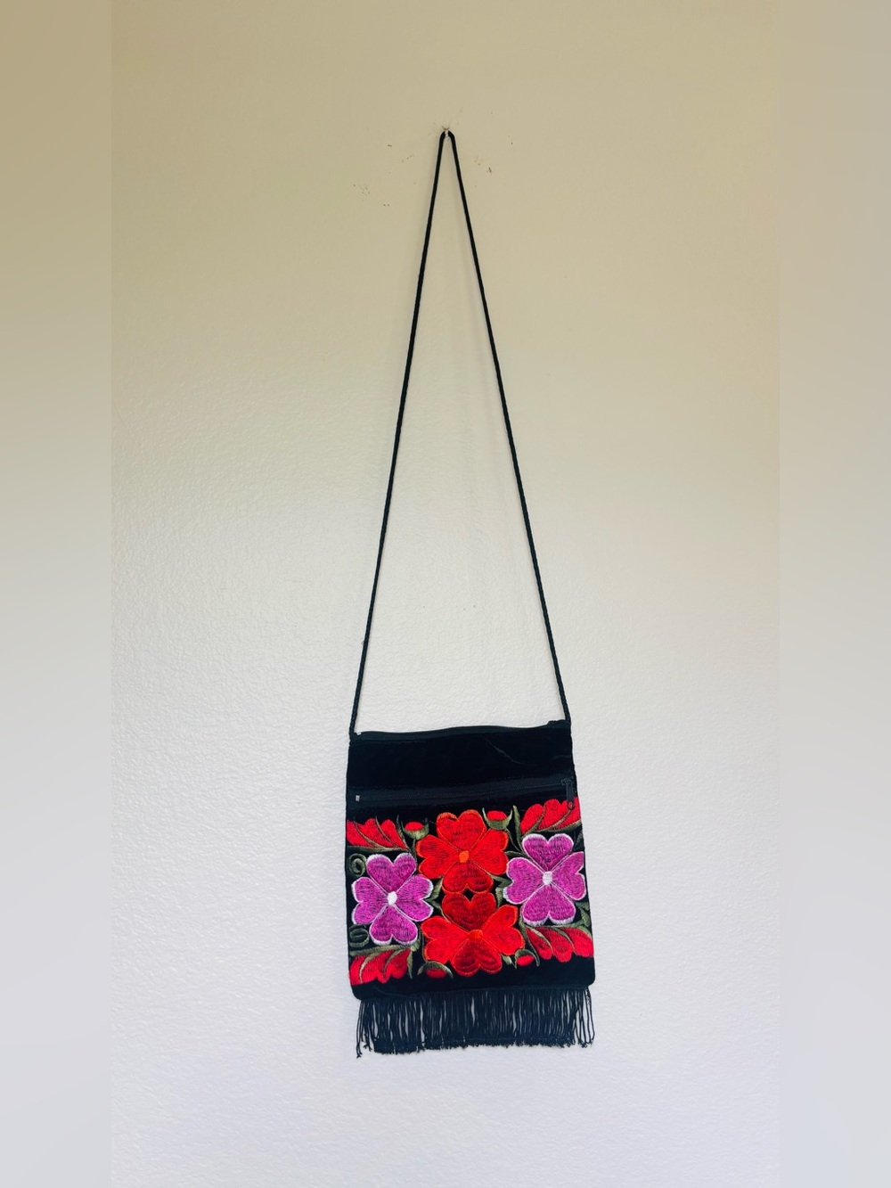 Artesanal Black Velvet Embroidered Crossbody Bag with Red & Pink Floral Design